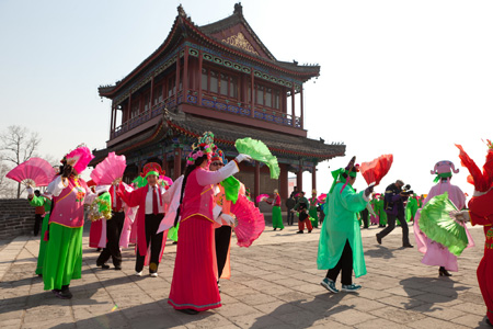 Foto 1:  Traditioneller Tanz im Rahmen der feierlichen Verabschiedung in Projekt am Shanhaiguan