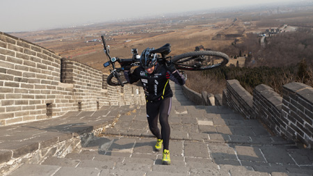 Foto 3: Zu Fuß: Rad tragend auf dem Weg in den Yanshan, bei Anstiegen von 30° bis 50°)