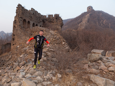 Foto 3: Christian Habel - Rad nicht mehr möglich: Guido beim „Cross- und Gerölllauf“ im Bereich Baiyangyü/Yumu Lingcun