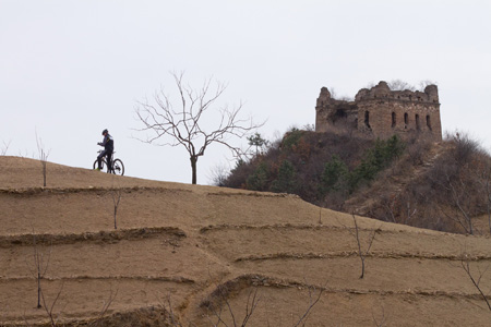Foto: Christian Habel – Orientierung am Garmin Edge im Zustieg zur Mauer im Bereich Tiemenguan