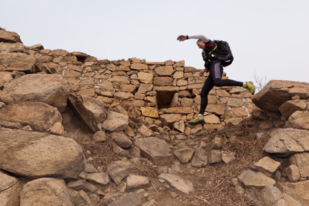 Foto: Christian Habel – „Gerölllauf“ auf der abgesackten und eingefallenen Mauer im Bereich Malanyü