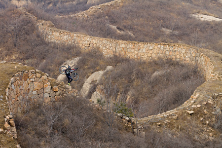 Foto: Christian Habel – Aufbruch zu den nächsten Kilometern solo auf der Mauer im Bereich Xiliang/Simatai