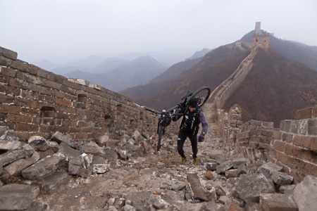 Foto: Christian Habel – Nachlese vom Bisherigen; Bergauf auf der Mauer im Bereich Jinshanling, am Rande des touristischen Bereichs