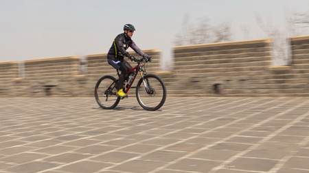 Foto 2: Radfahren auf der sanierten und aufgewerteten Mauer: in so gutem Zustand, dass ein Mountainbike gar nicht nötig wäre