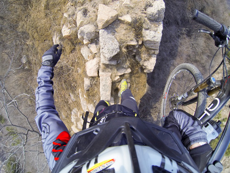 Foto: Christian Habel – Balanceakt auf der Mauer mit Rad auf der Schulter, aufgenommen mit Helmkamera auf der Etappe von Huangyaguan nach Jinshanling